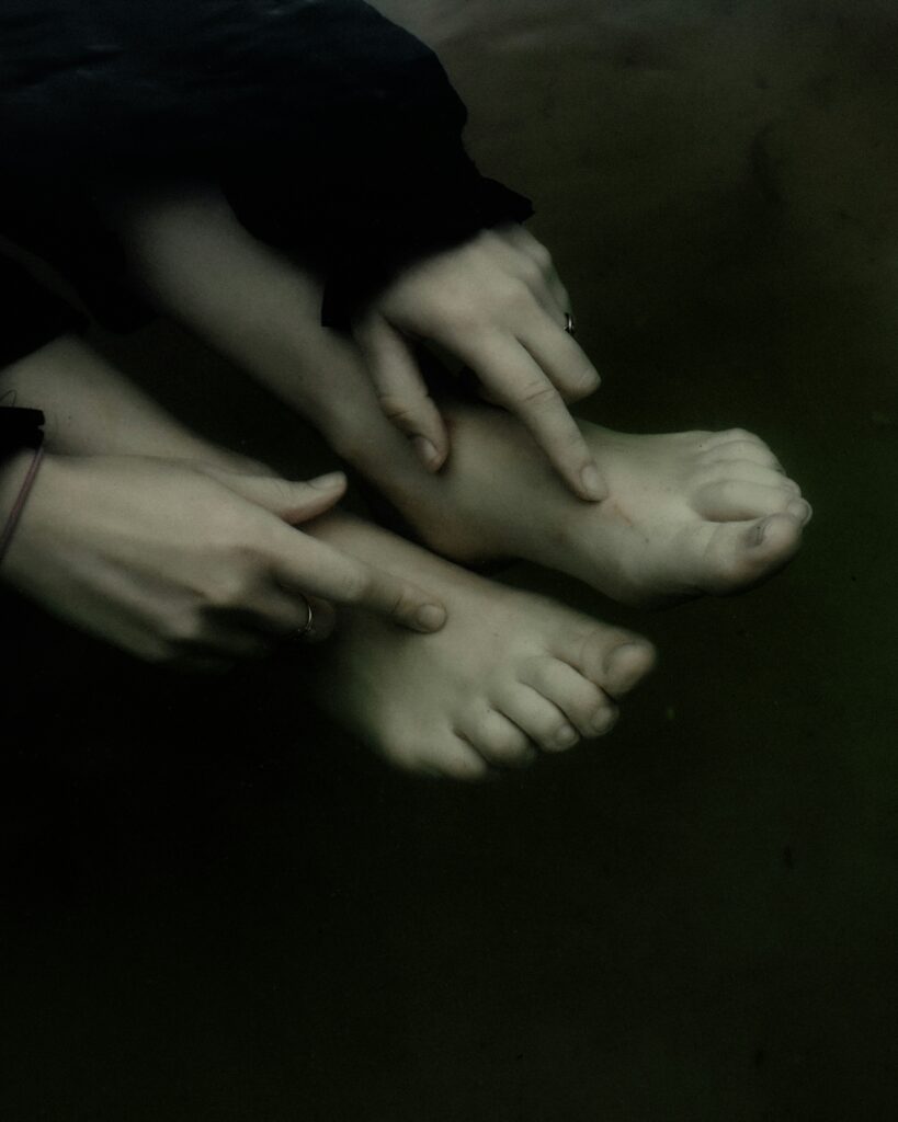 How Do I Know If My Toe Is Broken or Just Bruised? guide to fracture symptoms, bruising, toe injury diagnosis, treatment, and recovery.