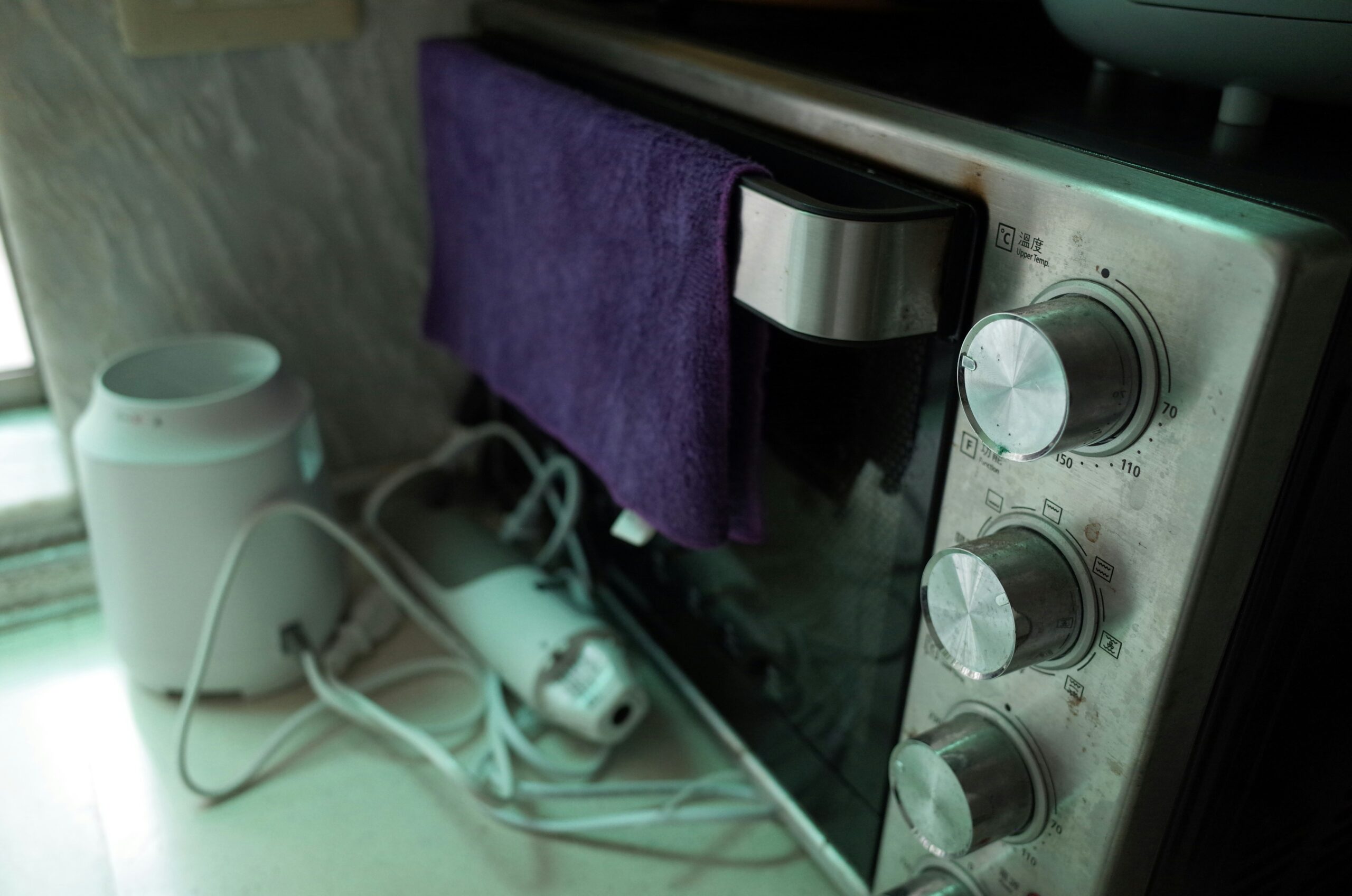How to Clean Inside of Microwave: Safe, Easy Methods for Removing Grease, Stains, and Odors