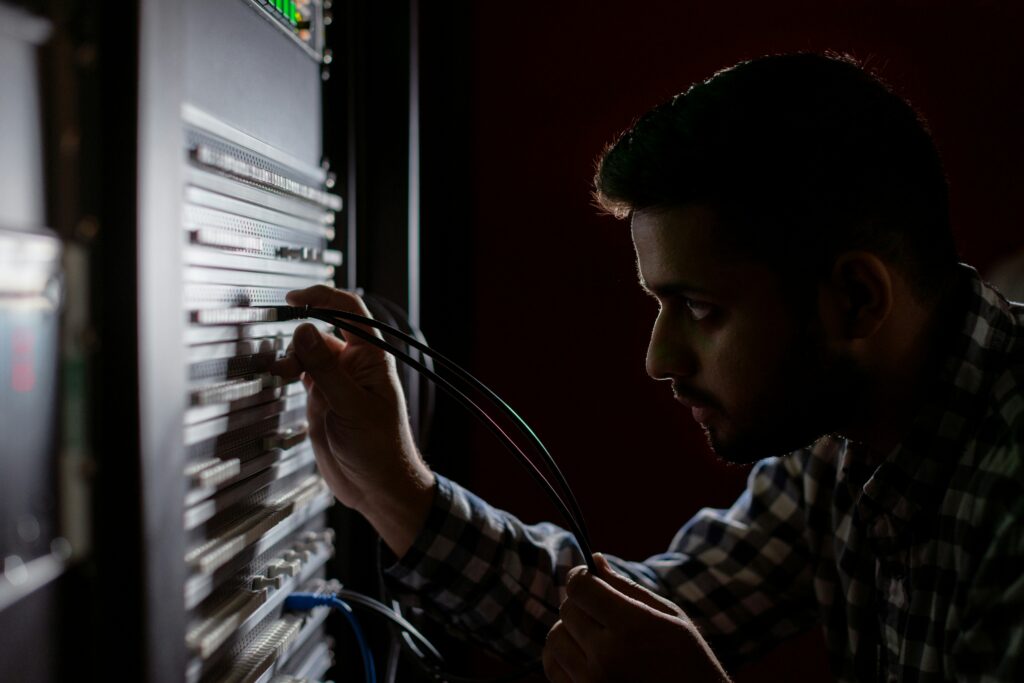 Retrieving Data. Wait a Few Seconds and Try to Cut or Copy Again: Digital error notification explaining data retrieval delays and troubleshooting steps.