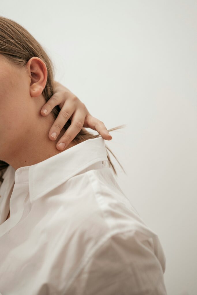 Why Does the Left Side of My Neck Hurt? guide to one-sided neck pain, muscle strain, nerve issues, posture, joint problems, red flags, and medical care.